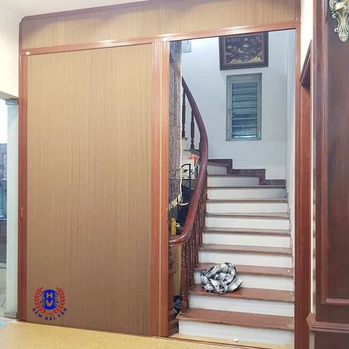 rèm tổ ong màu gỗ sử dụng làm vách ngăn cầu thang