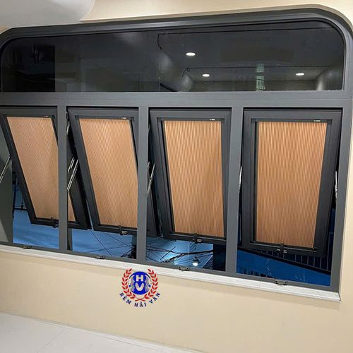 rèm tổ ong trên kính lắp cửa sổ mở hất