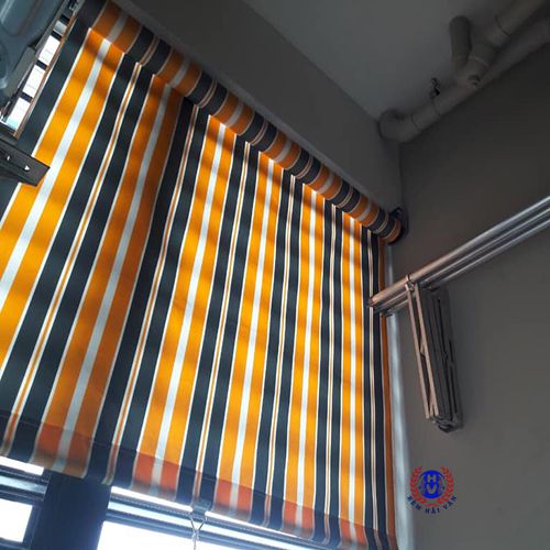 mẫu rèm che ban công chung cư màu sáng tươi