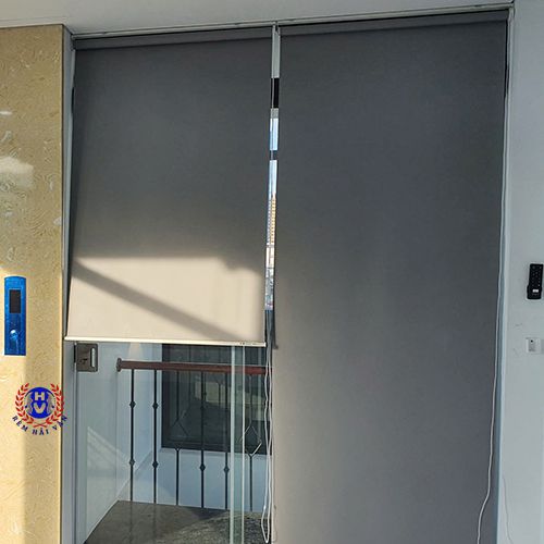 mẫu rèm cuốn trơn lắp ban công chung cư