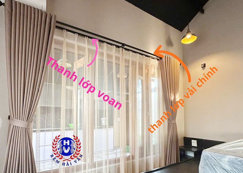 hình ảnh thanh treo lớp vải chính và lớp voan mỏng của rèm vải 2 lớp
