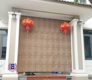 lắp đặt rèm lưới ô thoáng trước hiên nhà biệt thự