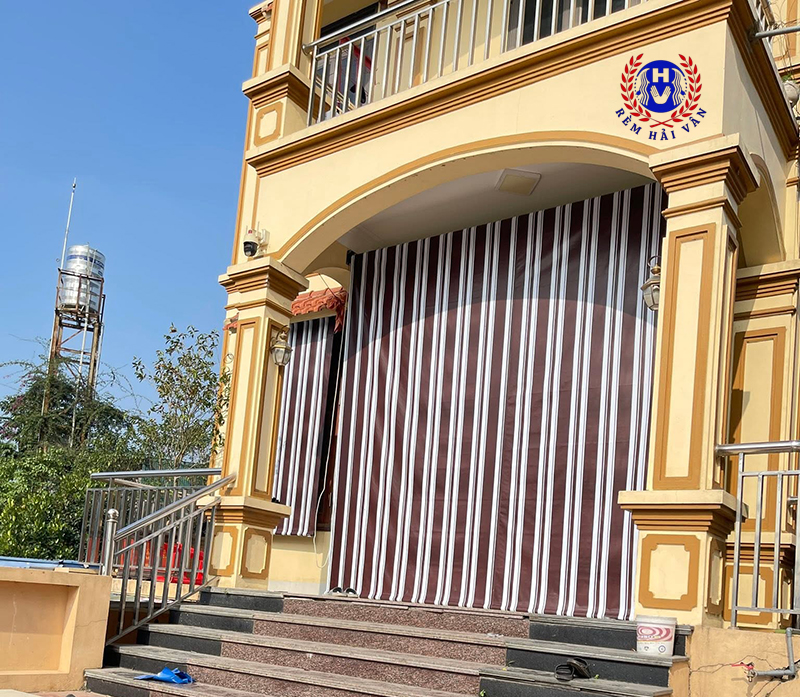 mẫu rèm bạt tự cuốn che nắng mưa hiên nhà