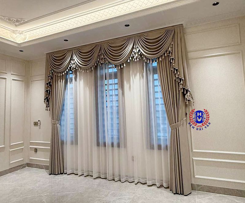 mẫu rèm yếm sò tân cổ điển màu kem sữa