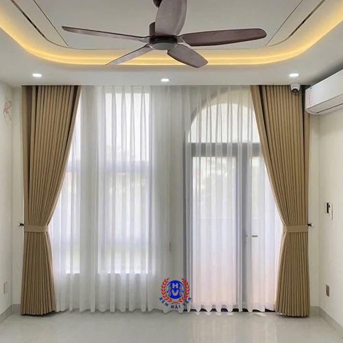 rèm vải 2 lớp lắp có chiều cao sát sàn nhà phòng ngủ