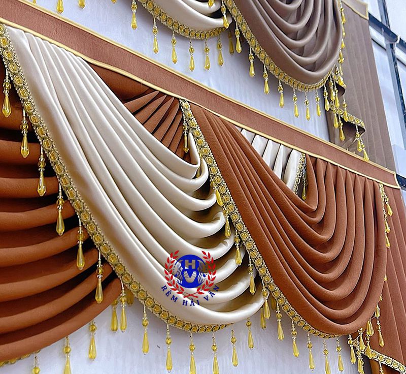 tua rèm đính trên phần yếm