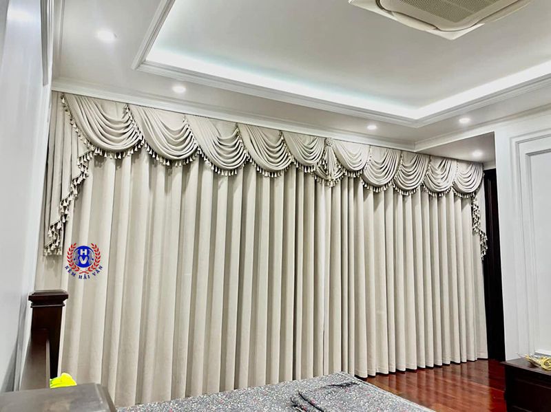 hộp rèm giúp che phần phụ kiện tăng tính thẩm mỹ cho không gian biệt thự