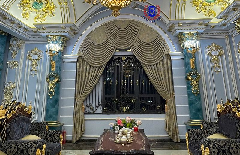 Thiết kế phòng khách biệt thự sang trọng với hộp rèm tân cổ điển