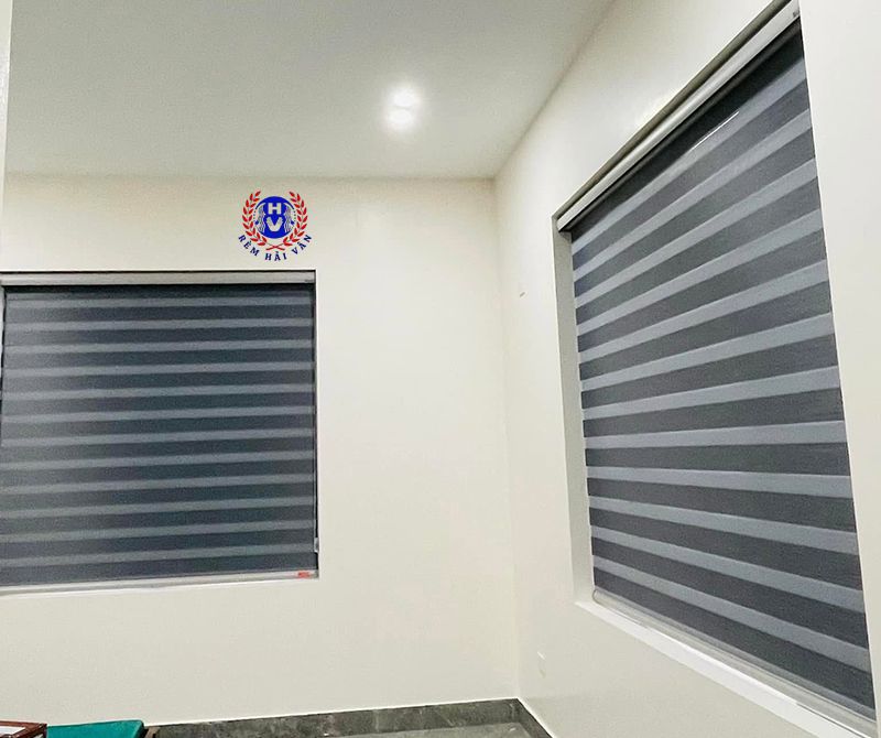rèm cầu vồng màu xám ghi chống nắng cửa sổ phòng ngủ hướng Tây