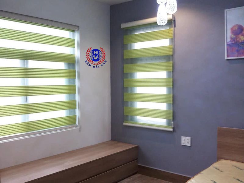 rèm cầu vồng màu xanh lá cây tạo cảm giác thư thái cho phòng ngủ