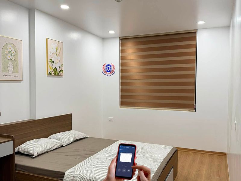 rèm cầu vồng tự động cho cửa sổ phòng ngủ hướng tây