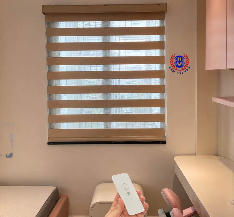 rèm cầu vồng tự động đảm bảo tính an toàn phòng ngủ cho bé